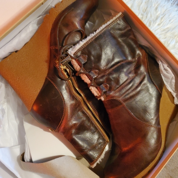 Women's distressed Leather booties - Picture 2 of 6